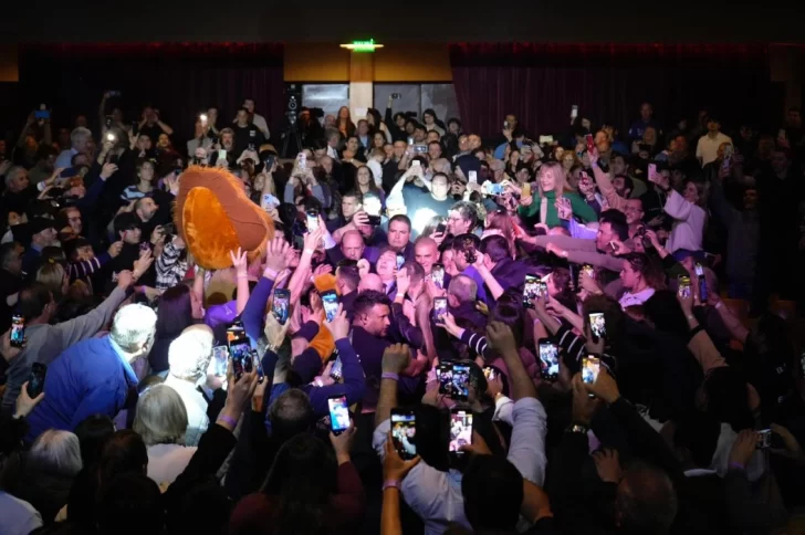  Milei en medio de una multitud de personas que intentaban sacarse una foto.