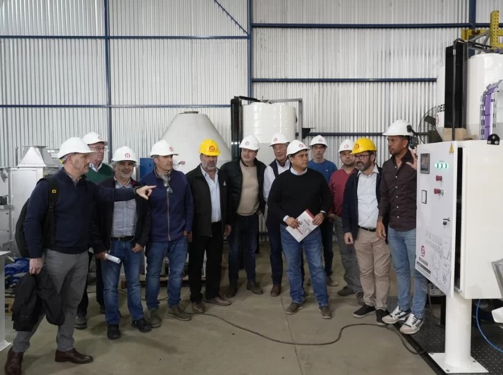  La visita oficial a Santa Fe. La planta de alimento balanceado está diseñada para ofrecer múltiples ventajas a los productores de Santa Cruz.