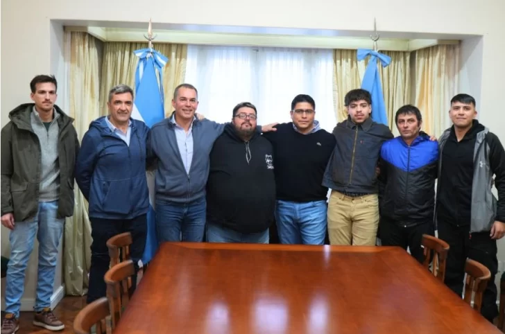  Los futuros operadores de la primera planta de alimento balanceado, junto al gobernador Claudio Vidal, el presidente de Santa Cruz Puede, Gustavo Sívori, y el jefe de Gabinete, Daniel Álvarez.