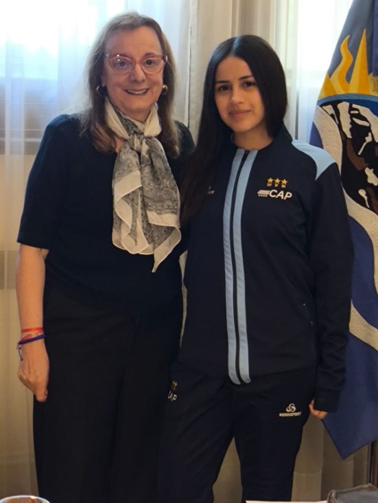  En la previa, la senadora Alicia Kirchner recibió a la patinadora Abril Ortega.