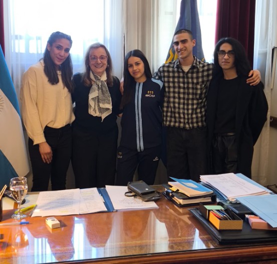  De izquierda a derecha: Karen Carabajal (boxeadora), Alicia Kirchner, Abril Ortega y Enzo Ortega y Tomas Ortega (hermanos de Abril).