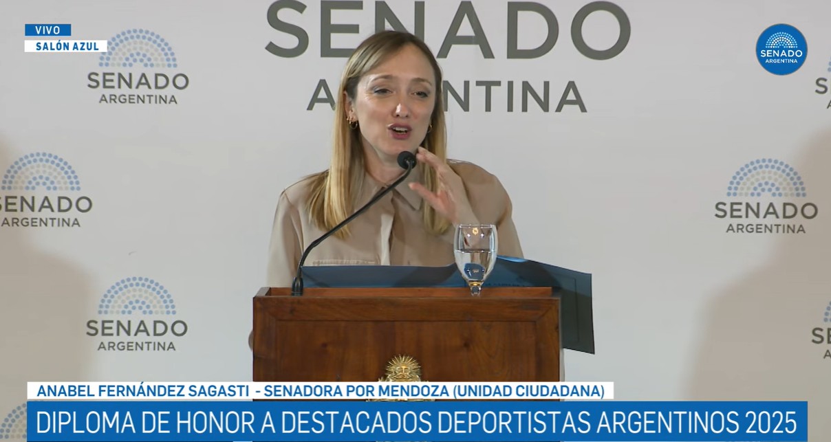  La senadora Anabel Fernández Sagasti, presidenta de la comisión de Deportes, condujo el evento.