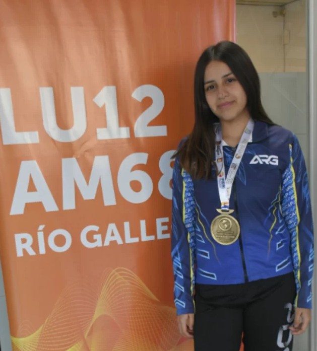  Abril con su medalla del Panamericano de Colombia, 2024. FOTO: JOSÉ SILVA/LA OPINIÓN AUSTRAL.