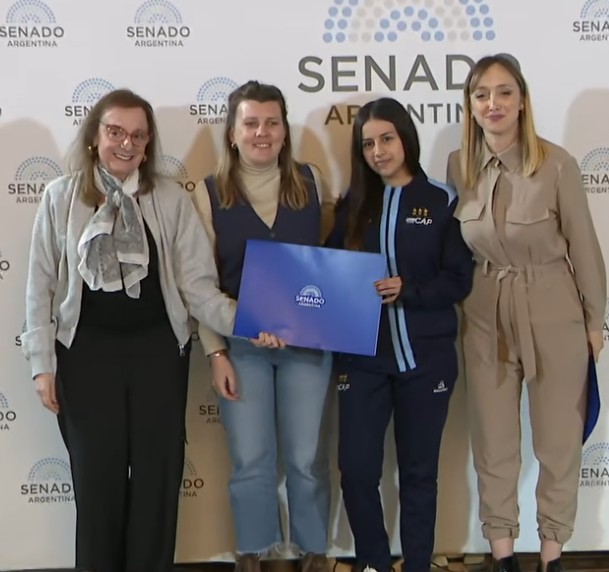 Orgullo de Santa Cruz: Abril Ortega fue distinguida en el Senado de la Nación