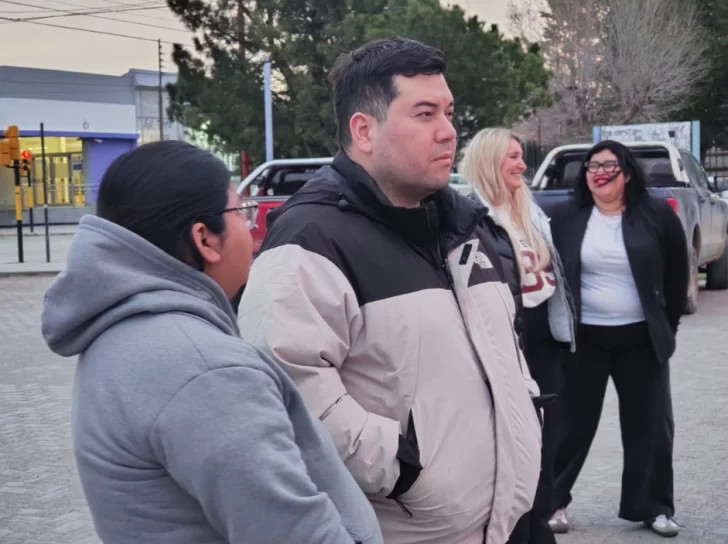  El concejal Jonathan Sandoval se hizo presente en el lugar para respaldar a los familiares. (Foto: Jorge Bilbao/La Opinión Austral).