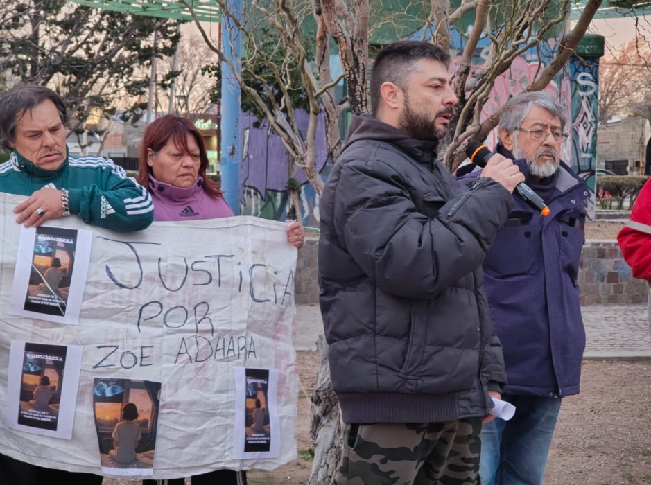  Mauro, hermano de Ariel, se dirigió a los presentes. Detrás, otras familias con reclamos pidiendo justicia. (Foto: Jorge Bilbao/La Opinión Austral).
