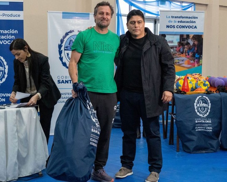 Entre los puntos se encuentra la evaluación de la condición física escolar para acompañar trayectorias educativas y deportivas. En la foto, Vidal junto a uno de los profes.