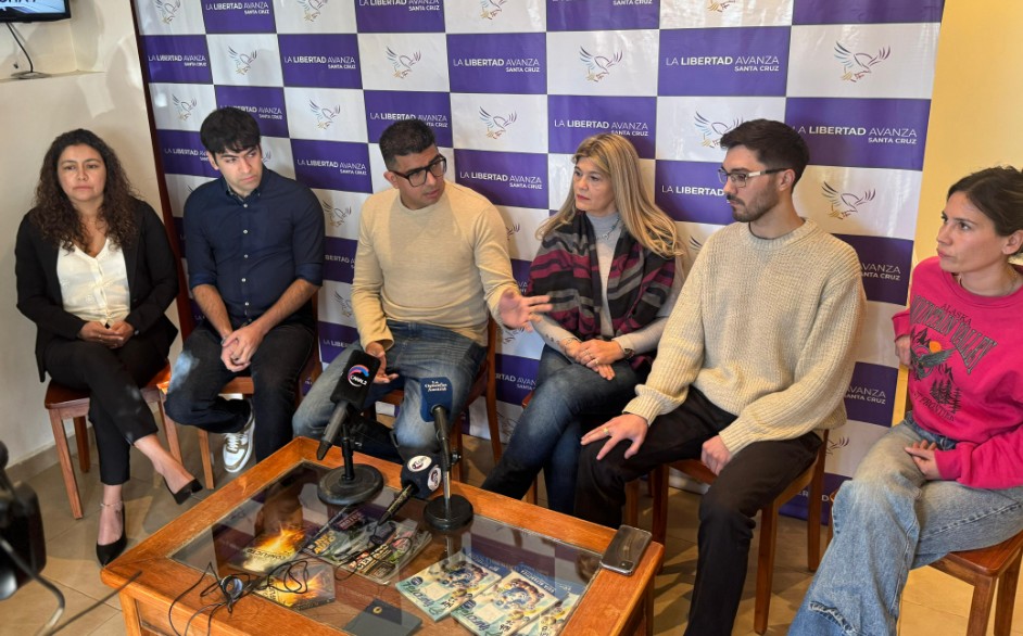  La dirigencia de La Libertad Avanza en conferencia de prensa. (Foto: Tamara Moreno/cobertura: Jorge Bilbao/La Opinión Austral).