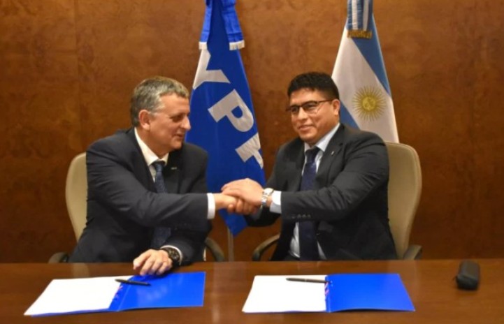  El Proceso de traspaso de las áreas de YPF a FOMICRUZ llevó varios meses. En junio se alcanzó el acuerdo. En septiembre podrían empezar a licitar las áreas. En la imagen, Horacio Marín, CEO de YPF y Claudio Vidal. gobernador de Santa Cruz.