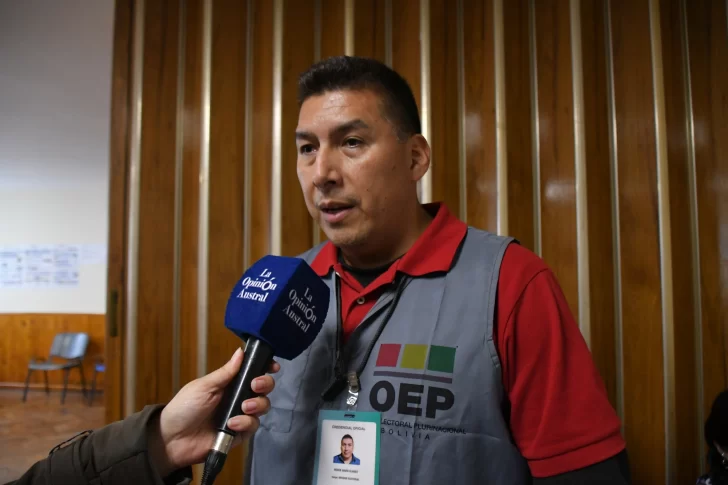  David Alanes, notario del Tribunal Supremo Electoral de Bolivia, explicó a La Opinión Austral los motivos de la baja participación en los comicios. Foto: Juan Palacios/La Opinión Austral