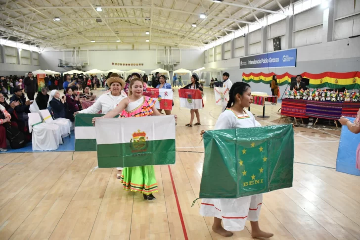 Residentes bolivianos celebraron el bicentenario de la independencia