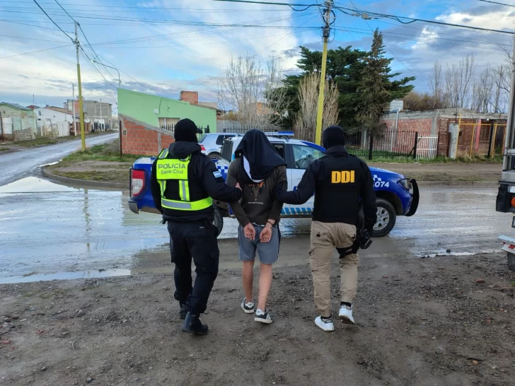 Tras ataque que dejó a un hombre en terapia intensiva, secuestran elementos robados en allanamientos