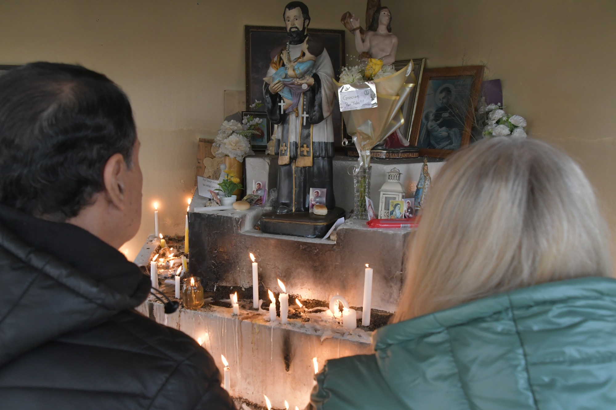  Las velas, los pedidos y los agradecimientos en el día del patrono del pan y el trabajo. Foto: José Silva/La Opinión Austral