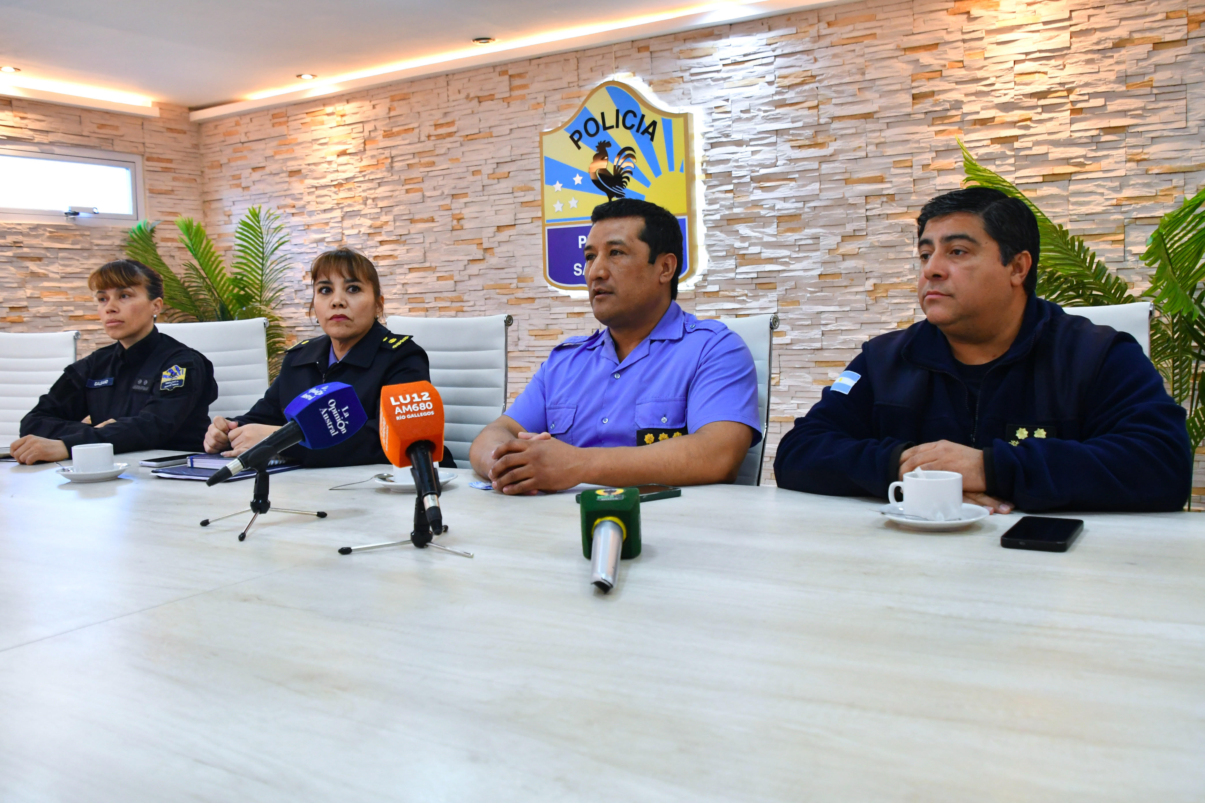  La conferencia de prensa se realizó en la Jefatura de la Policía de Santa Cruz. (Foto: José Silva/La Opinión Austral).