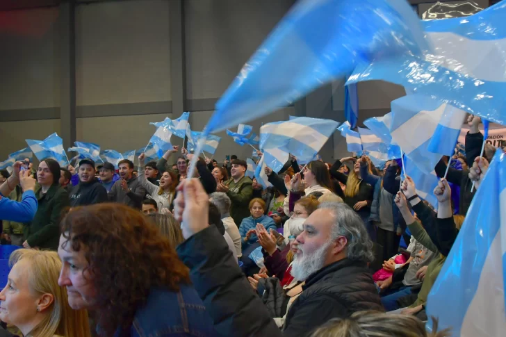  Lleno total. En el Club Boca de Río Gallegos no entraba un alfiler. Quedó gente afuera. (Foto: José Silva/La Opinión Austral).