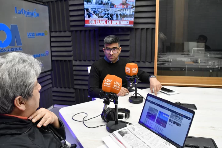 Jairo Guzmán fue entrevistado por Carlos Saldivia en LU12 AM680. (Foto: José Silva/La Opinión Austral).