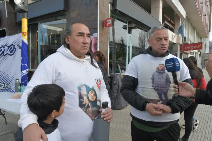  Jorge Matulich y Oscar Sánchez, integrantes de las familias del dolor. FOTO: JUAN PALACIOS/LA OPINIÓN AUSTRAL