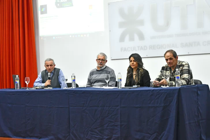  La presencia de los especialistas en la conferencia realizada en la UTN. (Foto: José Silva/La Opinión Austral).