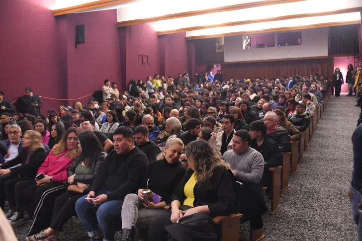  La charla fue en un recinto del Obispado de Río Gallegos, repleto. (Foto: José Silva/La Opinión Austral).