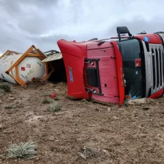 Chofer quedó atrapado en un camión con gas inflamable tras volcar en la Ruta 3 cerca de San Julián