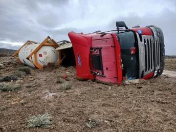 Chofer quedó atrapado en un camión con gas inflamable tras volcar en la Ruta 3 cerca de San Julián Chofer quedó atrapado en un camión con gas inflamable tras volcar en la Ruta 3 cerca de San Julián