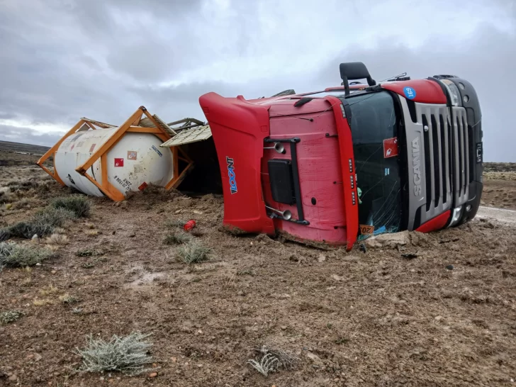 Chofer quedó atrapado en un camión con gas inflamable tras volcar en la Ruta 3 cerca de San Julián