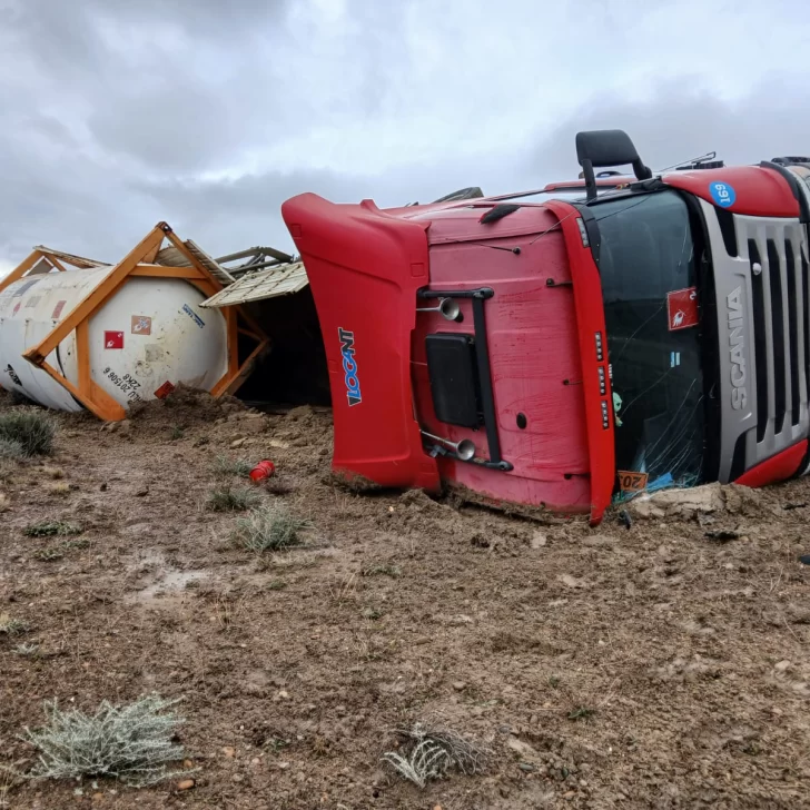 Chofer quedó atrapado en un camión con gas inflamable tras volcar en la Ruta 3 cerca de San Julián Chofer quedó atrapado en un camión con gas inflamable tras volcar en la Ruta 3 cerca de San Julián