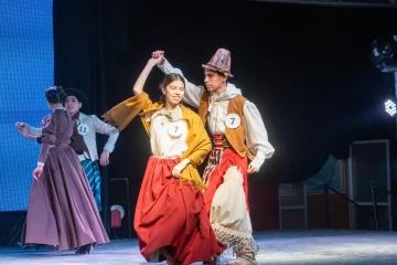 Danzas folclóricas coparon el escenario del gimnasio Rocha Danzas folclóricas coparon el escenario del gimnasio Rocha