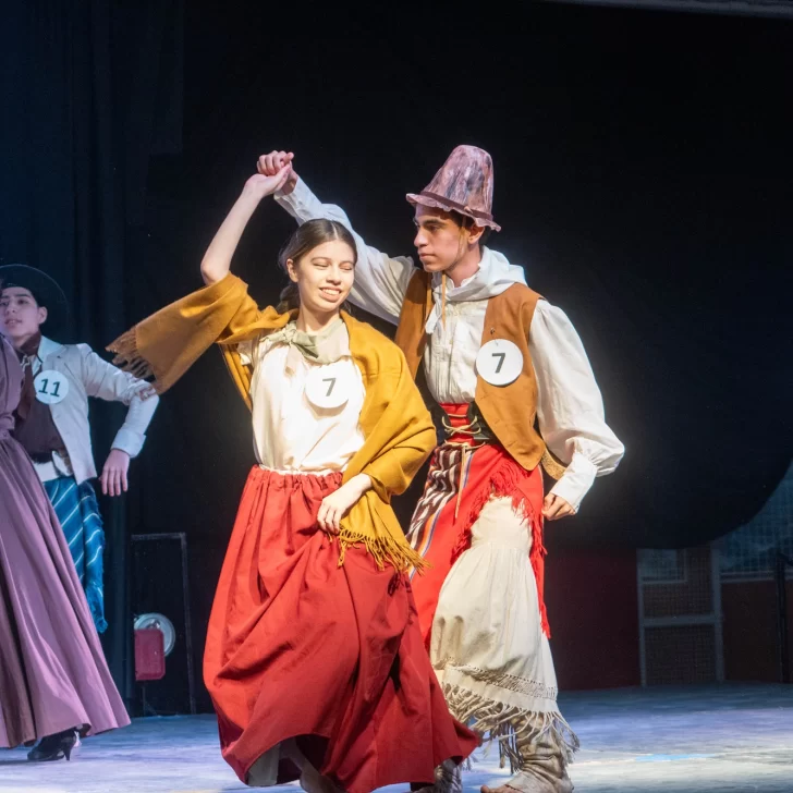 Danzas folclóricas coparon el escenario del gimnasio Rocha Danzas folclóricas coparon el escenario del gimnasio Rocha