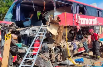 Tragedia en Brasil: 11 muertos y más de 40 heridos tras choque entre un camión y un micro
