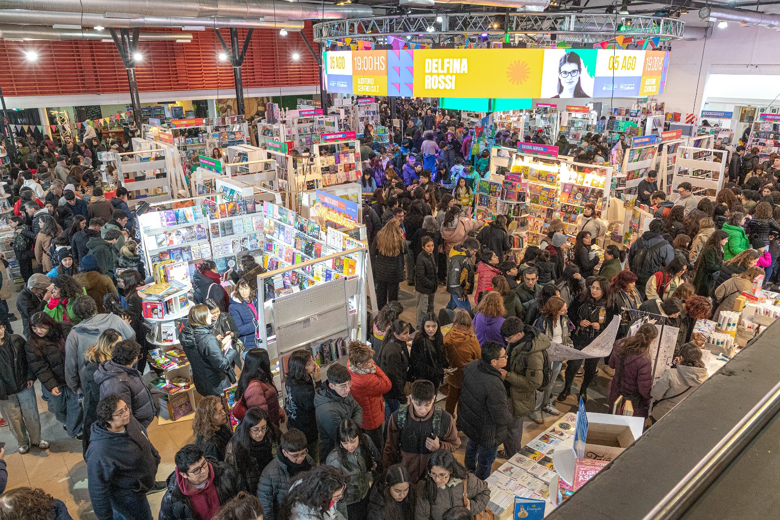  La organización estimó que más de 200 mil visitantes recorrieron las distintas propuestas de la Feria Internacional del Libro.