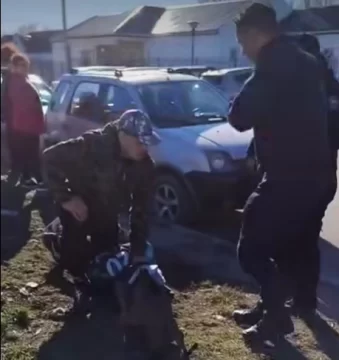Feriantes del “CIC” Belén atraparon a un ladrón que intentó robarles: “Sinvergüenza, nos venimos a ganar la vida en la feria” Feriantes del “CIC” Belén atraparon a un ladrón que intentó robarles: “Sinvergüenza, nos venimos a ganar la vida en la feria”