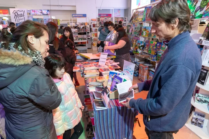  Diversas editoriales están presentes ofreciendo sus obras literarias al público.