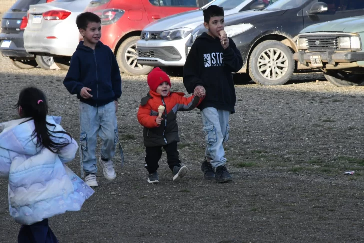  Los niños disfrutaron s los helados soft. Foto: José Silva/La Opinión Austral