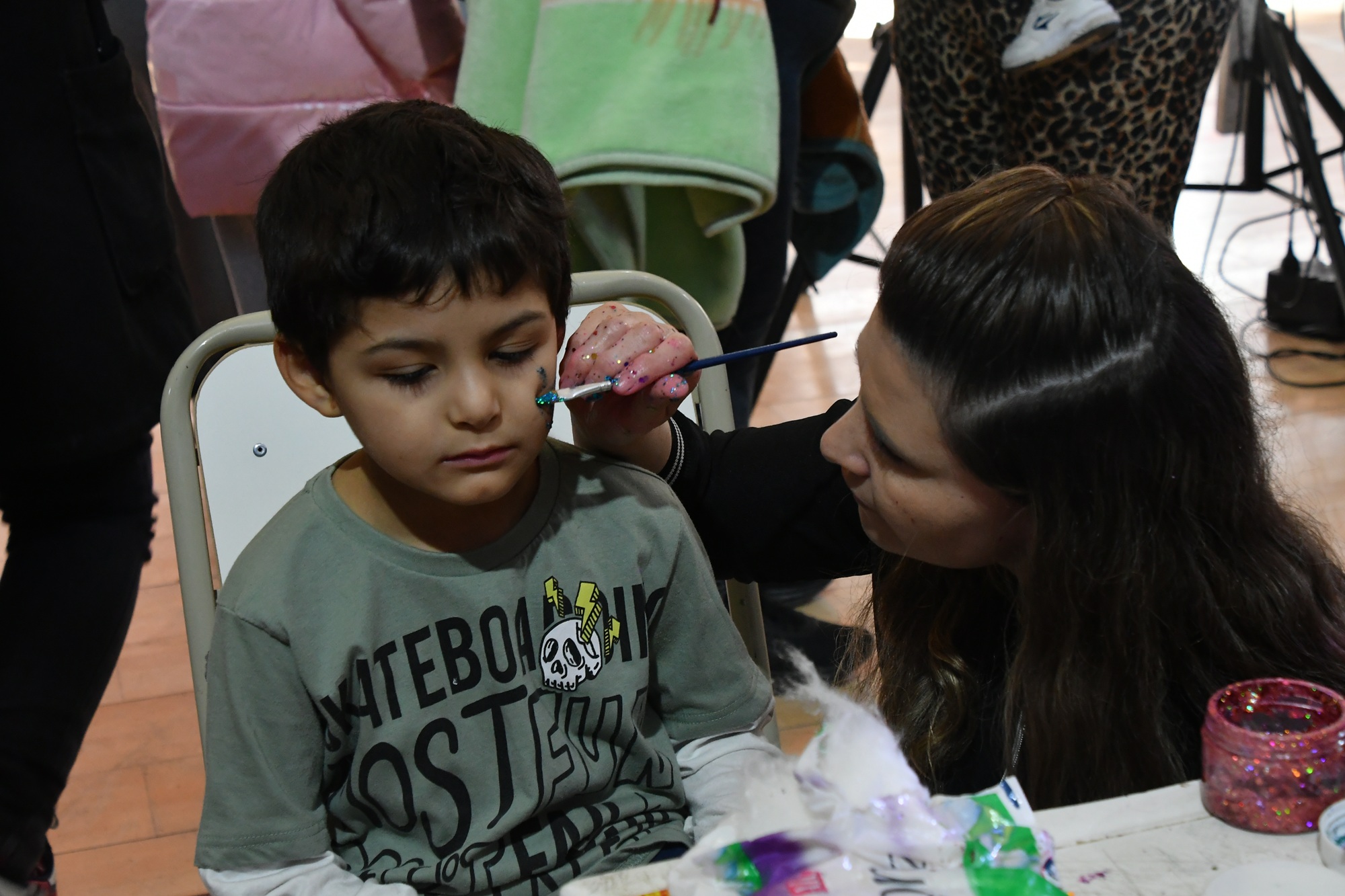  El stand de glitter fue otra de las atracciones del festejo. Foto: José Silva/La Opinión Austral