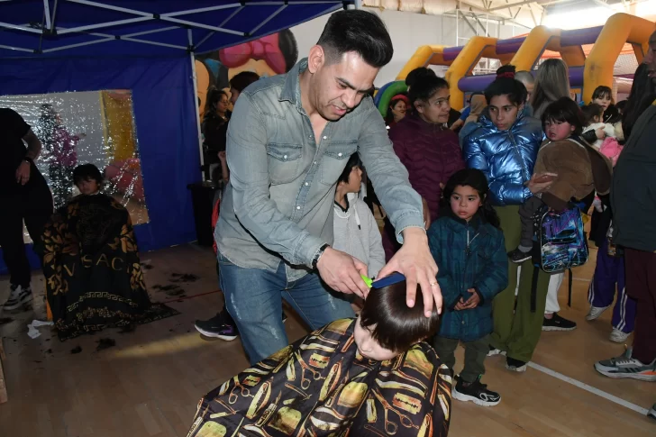  Durante la jornada, hubo cortes de cabello gratuitos. Foto: José Silva/La Opinión Austral