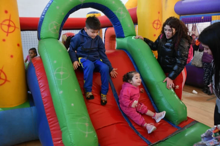  En el gimnasio se instalaron juegos inflables para diferentes edades. Foto: José Silva/La Opinión Austral