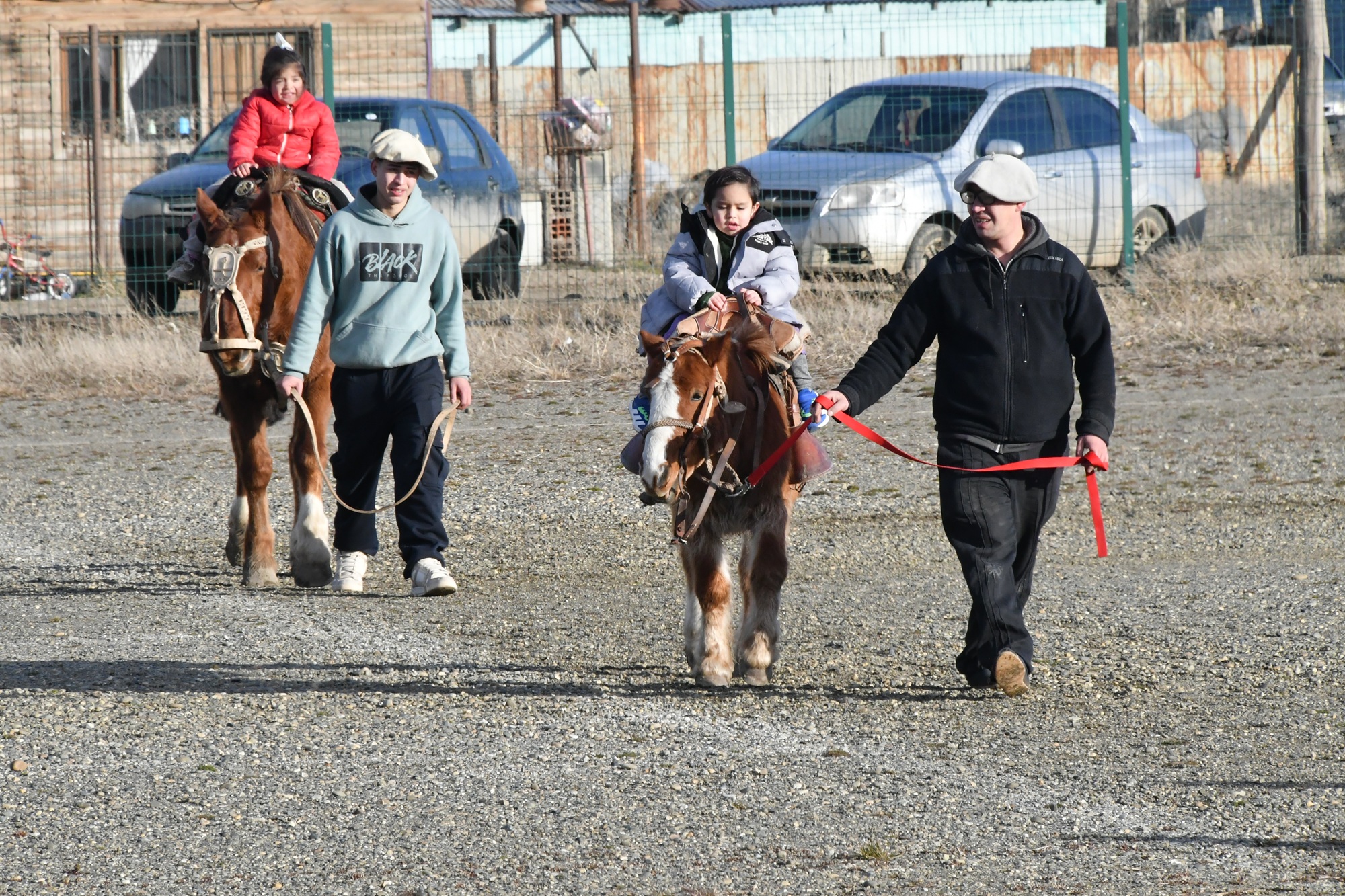  En el predio del gimnasio, se realizaron mini cabalgatas. Foto: José Silva/La Opinión Austral