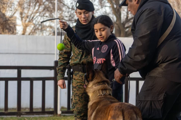  Con la participación del público, la División Canes realizó una exhibición. Foto: Leandro Franco/La Opinión Austral