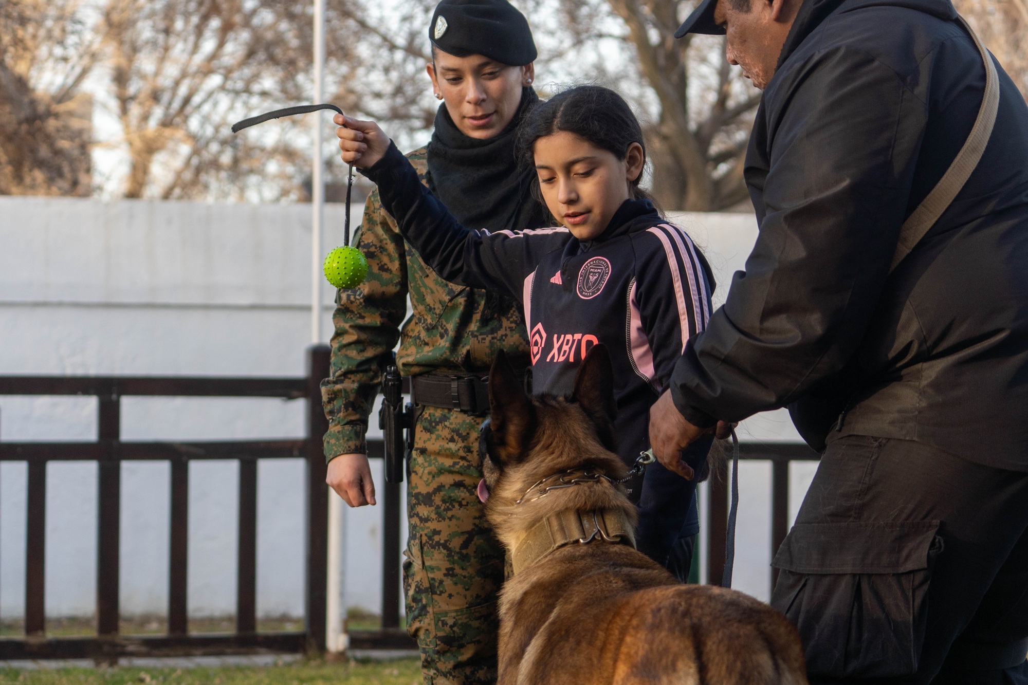 Con la participación del público, la División Canes realizó una exhibición. Foto: Leandro Franco/La Opinión Austral