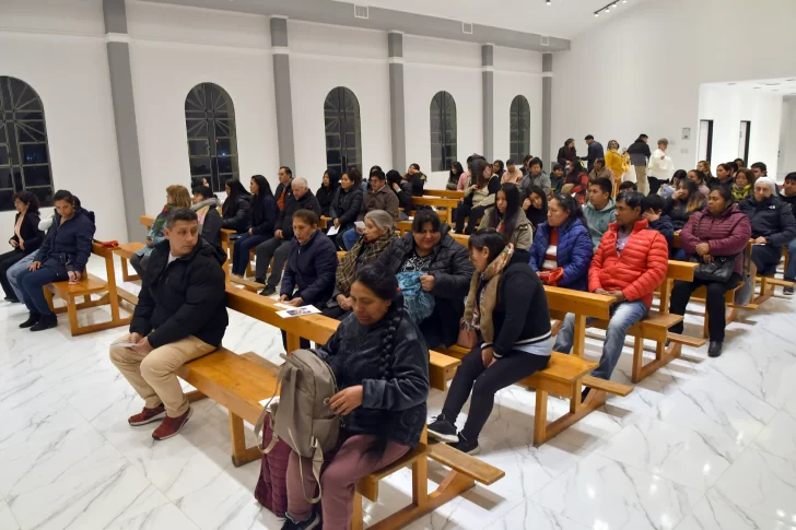  Con un buen marco de participación, se realizó la misa de las fiestas patronales de la virgen de Urkupiña. Foto: José Silva/La Opinión Austral