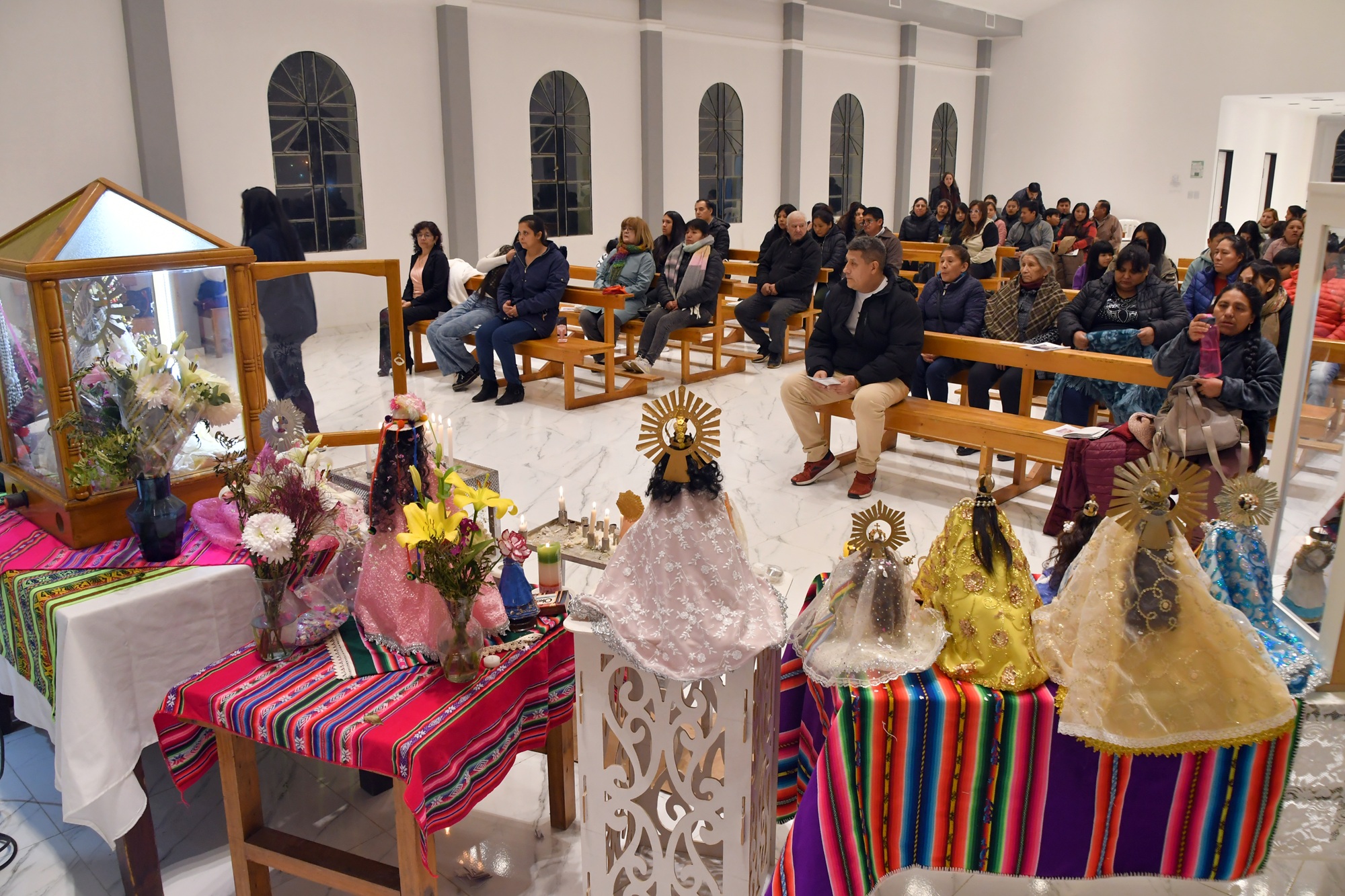  Los devotos presentaron sus imágenes en la misa. Foto: José Silva/La Opinión Austral