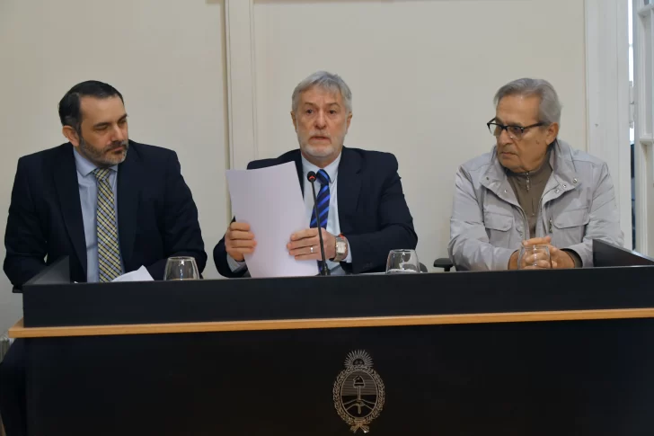  El fiscal Julio Zárate; el juez federal, Claudio Vázquez; y el juez del TSJ, Daniel Mariani en el sorteo de los lugares en la Boleta Única Papel. FOTO: JOSÉ SILVA / LA OPINIÓN AUSTRAL.