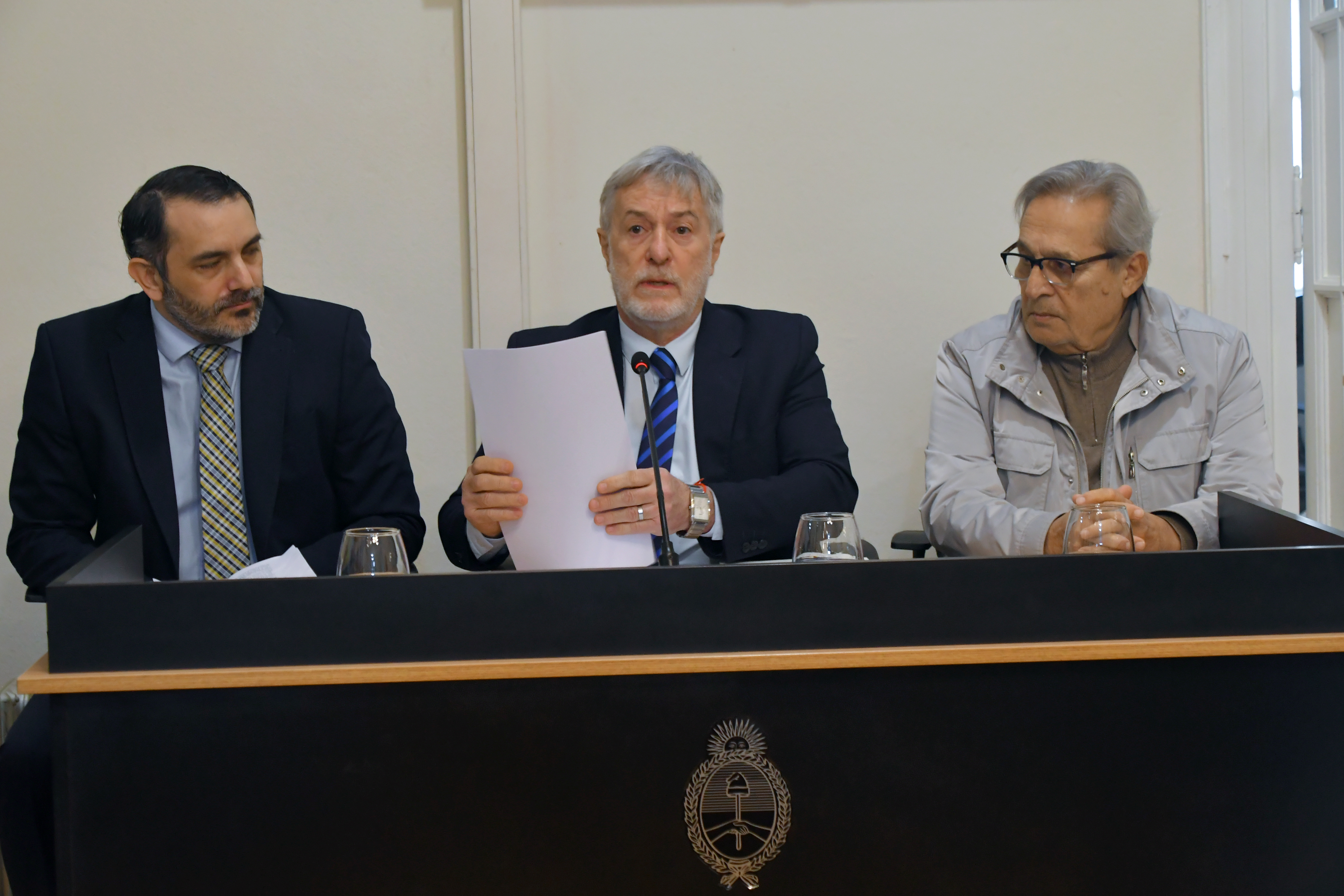  El fiscal Julio Zárate; el juez federal, Claudio Vázquez; y el juez del TSJ, Daniel Mariani en el sorteo de los lugares en la Boleta Única Papel. FOTO: JOSÉ SILVA / LA OPINIÓN AUSTRAL.