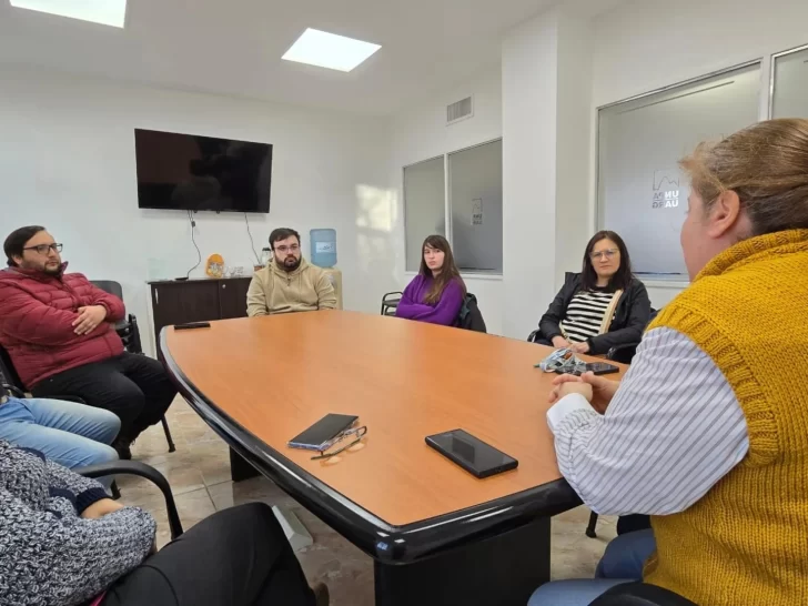  En mayo de 2022 la decana Karina Franciscovic y el vicedecano Pedro De Carli recibieron a trabajadores recién ingresados, entre ellos a Florencia.