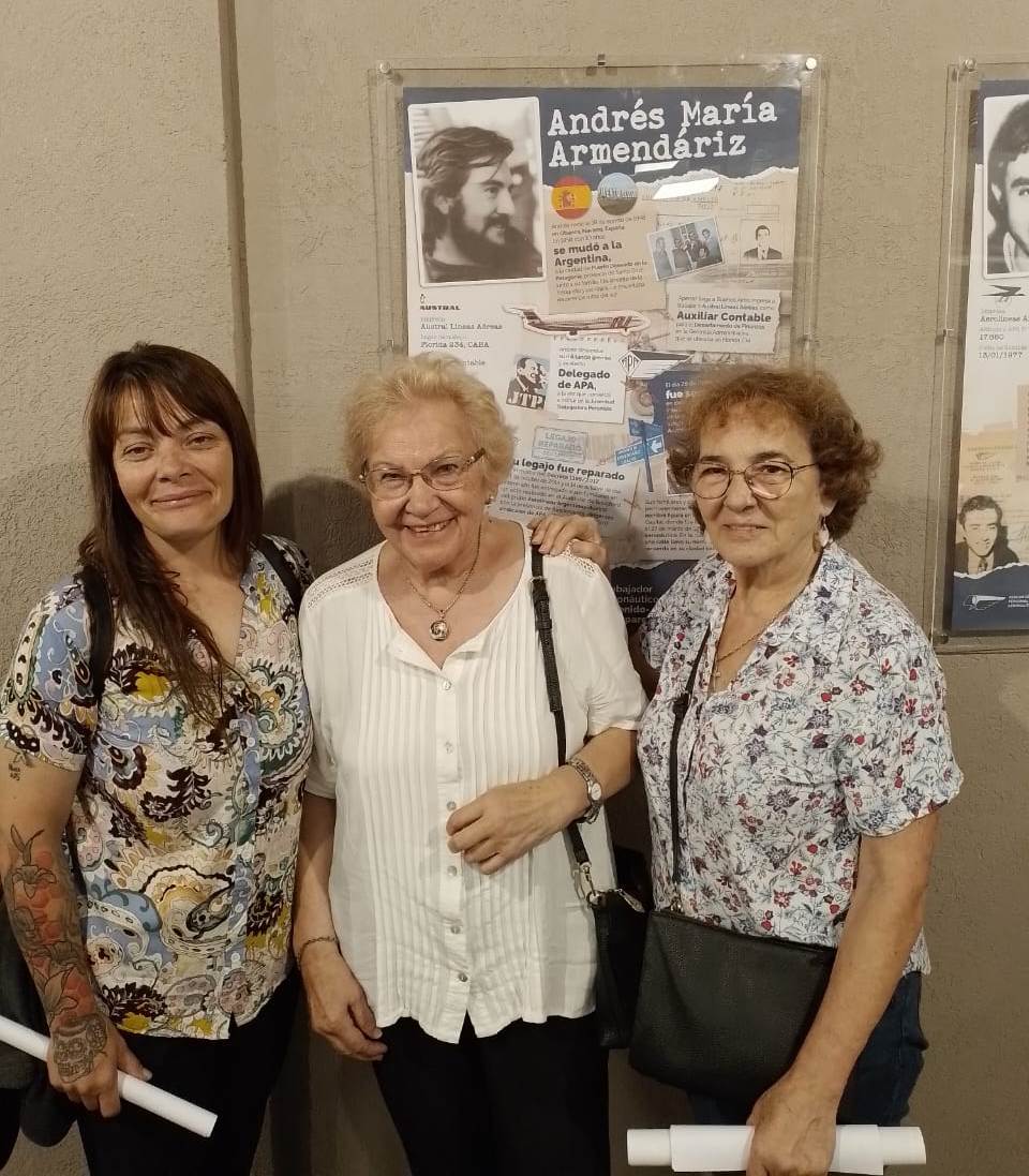  Una trabajadora de APA junto a las dos hermanas Armendariz.