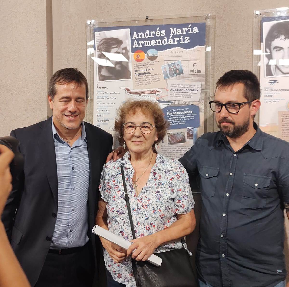  María Ángeles Armendariz junto a Mariano Recalde, senador y expresidente de Aerolíneas Argentinas, y Lucas Asenjo, secretario de DDHH de APA.