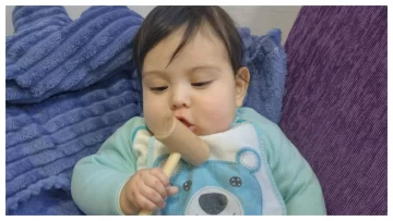 Giovanni, el bebé con mielomeningocele, espera por la derivación y la ayuda de los vecinos Giovanni, el bebé con mielomeningocele, espera por la derivación y la ayuda de los vecinos