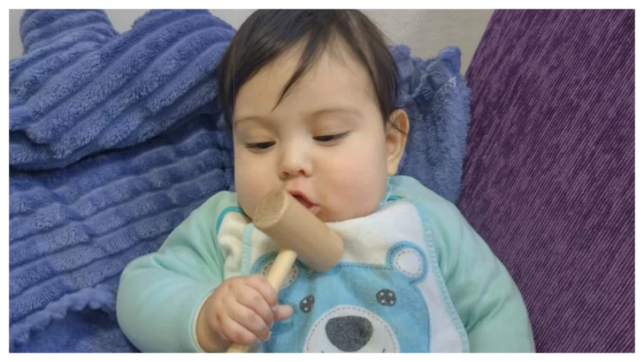 Giovanni, el bebé con mielomeningocele, espera por la derivación y la ayuda de los vecinos