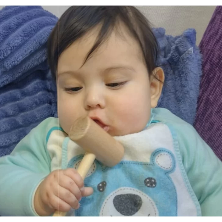 Giovanni, el bebé con mielomeningocele, espera por la derivación y la ayuda de los vecinos Giovanni, el bebé con mielomeningocele, espera por la derivación y la ayuda de los vecinos